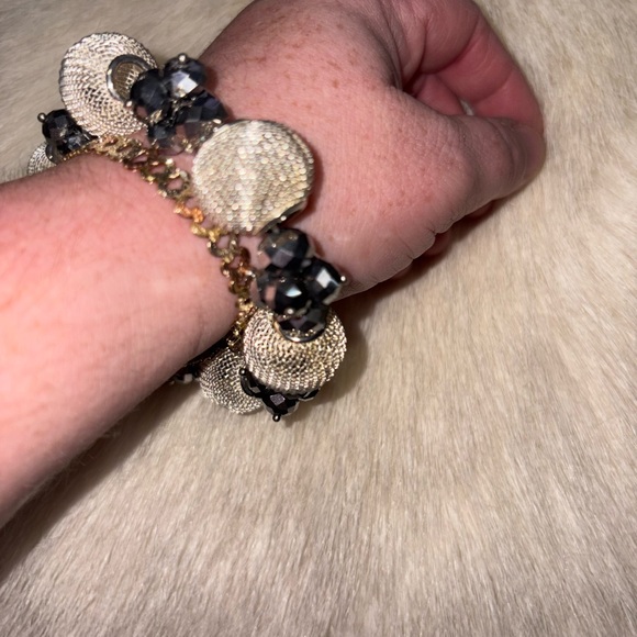 Elegant Silver and Black Beaded Bracelet - Picture 4 of 7